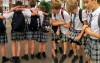 夏天熱浪來襲校方「還堅持男學生穿長褲上課」，於是這群英國男學生索性「穿上短裙」發起抗議  ：好萌