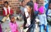 南非小姐戴手套發食物給愛滋病童，鄉民竟嗆她「歧視」結果竟反被官方狠狠打臉