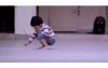 小男孩拿起粉筆在地上畫畫，當他畫完後卻「突然躺下去」鏡頭拉遠一看秒爆淚....