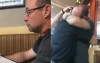 男子低頭專心看菜單，一抬頭「離家14個月」兒子站在眼前 父親當場淚崩