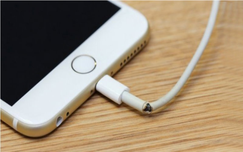           當iPhone的充電線壞掉其實不用花錢買新的，因為蘋果已經把「不會傷荷包的方式」放在說明書中了！  -               