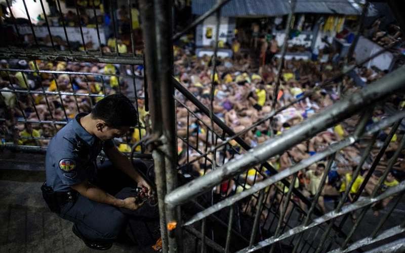 菲律賓的這間監獄「只能容納八百人卻塞了三千八名囚犯」，裡面的生活充分詮釋了什麼叫做「連人都不是」．．．！！