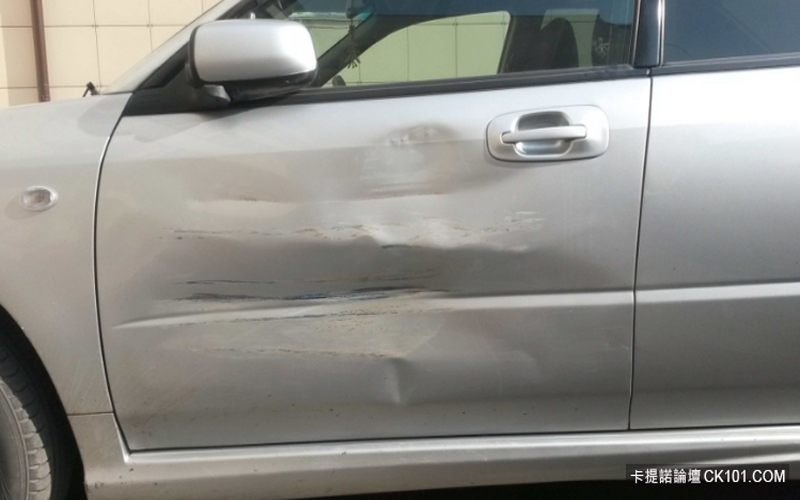開著越野特種軍車在街上巡邏的俄羅斯軍人不小心把民車撞凹陷，結果他拿了＂一支麥克筆＂下車賠罪讓所有人傻眼！ 