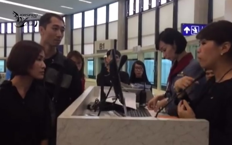 颱風天飛機停飛，旅客卻包圍櫃台大鬧「為什麼不加開班機？」網友傻眼：奧客不要命又不要臉（內有影片） 