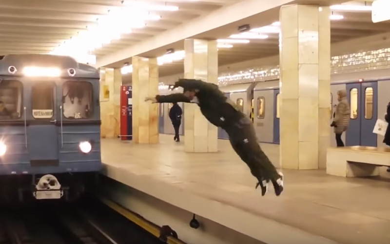 俄羅斯男子看到列車後「突然整個人從月台跳出去」，接著下一秒的畫面…瘋了！