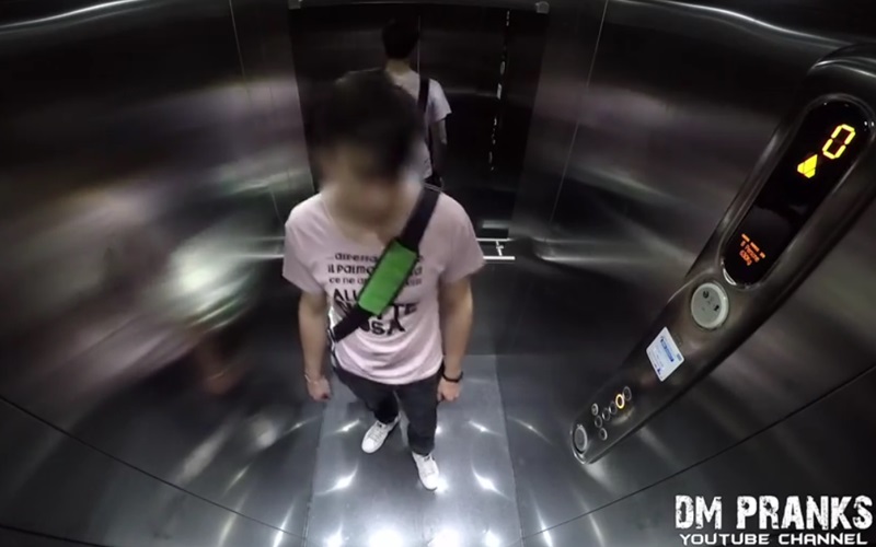 男子一如往常般的搭著電梯，但當電梯門打開時．．．．．這一幕讓他軟腳了！（圖+影）