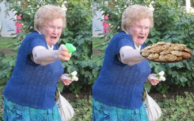 一張「奶奶玩水槍」照片被網友瘋狂神改，奶奶表情太有戲了  笑死ＸＤ
