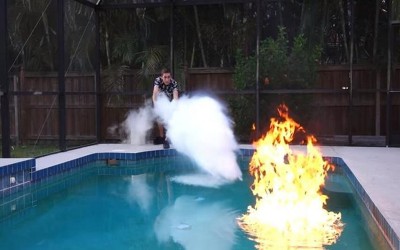 男子將泳池點火後立刻潑這個「神秘液體」…結果出現超夢幻龍捲現象讓人驚呆  （影）