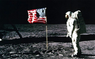 他拿出證據指「登陸月球是一場騙局」！問題就出在「太空人的面罩上」