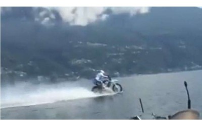 男子騎機車在「水上」狂飆  義大利奧運運動員橫跨湖泊5公里創世界紀錄