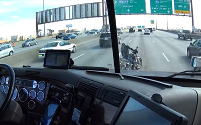 在高速公路上「機車騎到一半突然拋錨」  後方的卡車司機接下來的舉動被網友讚爆