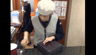 日本店員幫客人包裝禮物時的精緻度有多高她的包裝技術太強，甚至還紅到海外