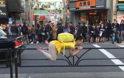 新宿街頭驚見「中年大叔被當狗遛」 網嘆：東京真的是大城市