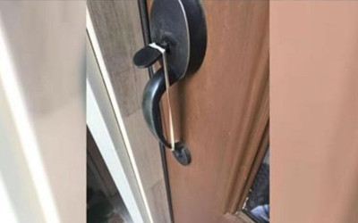 有人狂敲門她遲遲不敢開，之後發現門把留下「一條詭異橡皮筋」  警方：小心你家被盯上了！