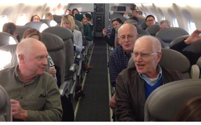 飛機Delay1小時 乘客們開始不耐煩，突然一群老人齊唱「最美和聲」 網讚：歌神級