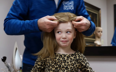 捐贈頭髮經過「重重關卡」最後變假髮，小女孩一戴上就露出笑容