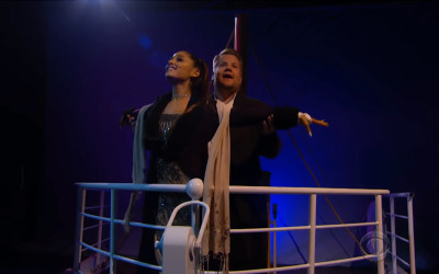 小天后亞莉安娜和主持人用5分鐘演完《鐵達尼號》歌舞劇  壓軸獻唱主題曲「招牌海豚音」嗨翻全場
