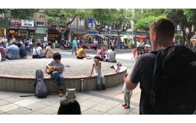 老外拍下台灣神童在公園彈烏克麗麗   影片意外爆紅狂吸一千五百萬點擊