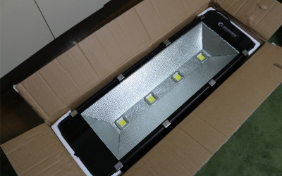 日本推主買了「體育場LED照明燈」點亮臥室，插頭插下去的那一瞬間…：是仙女下凡？