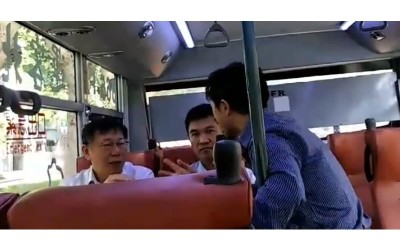 又被堵  柯文哲搭公車被「台灣國」主任攔截瘋狂逼問  忍不住翻臉回嗆：「甘我屁事」