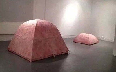 在帳篷裡待上一晚就能獲得一萬元美金，許多人躍躍欲試，但在「看到帳篷本人」後全都放棄了！
