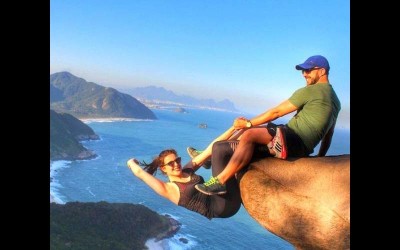 這對情侶上傳多張「懸崖邊的驚險合照」讓網友們看到冒冷汗，鏡頭一拉遠大家都笑翻：白擔心了！
