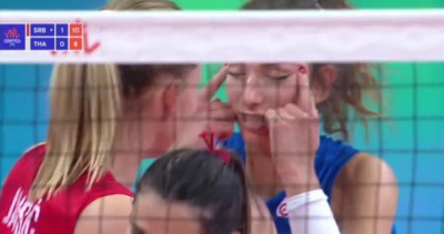 世界女排聯賽中，塞爾維亞選手竟「拉鳳眼」笑泰國對手...超慘判決出爐！網讚：爽啦活該