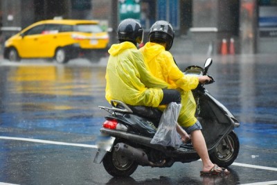 穿雨衣騎車「裡面永遠會濕」！女子崩潰求助問：錯在哪  內行人解答