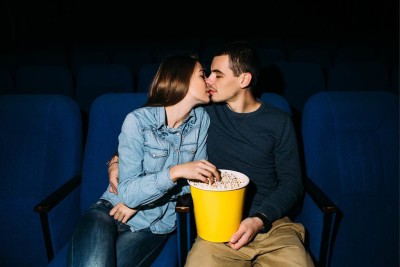 情侶看電影「趁黑壞壞」員工笑虧其實都在看：零死角全都錄