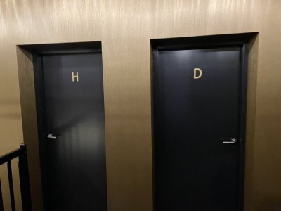 廁所門口只標「H」和「D」！他尿急崩潰：哪間才是男廁？