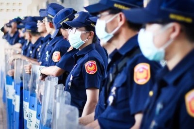 亞洲警察都不敢開槍？大票網友喊「只服這國家」：台灣學學