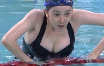泳壇第1美女「發育過猛」被迫退役轉行變明星爆紅！連身泳衣炸出超巨雙球