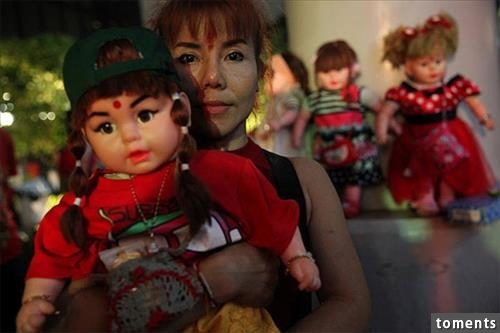 成人和兒童都採取了在泰國一個新玩意：六合人Thep娃娃。 也被稱為“兒童天使”，這些娃娃被認為兒童的靈魂附體。