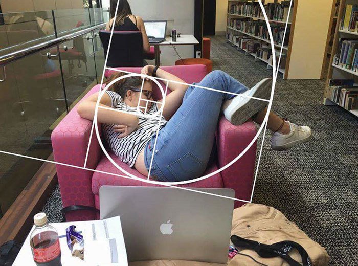 她在圖書館不小心睡著了，因為睡姿太有戲，引來大批網路高手展開一場ＰＳ大賽！-1