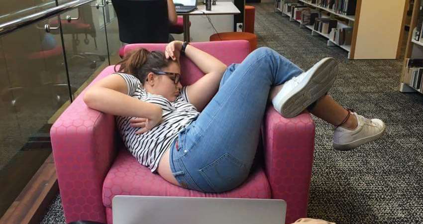 她在圖書館不小心睡著了，因為睡姿太有戲，引來大批網路高手展開一場ＰＳ大賽！-0